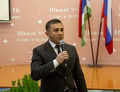 В одной из школ Благовещенска установили первые парты Героев