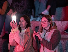 С днём рождения Благовещенск поздравили солист музыкального театра «Геликон-опера» Дмитрий Янковский и оркестр «АмурДжазБэнд»