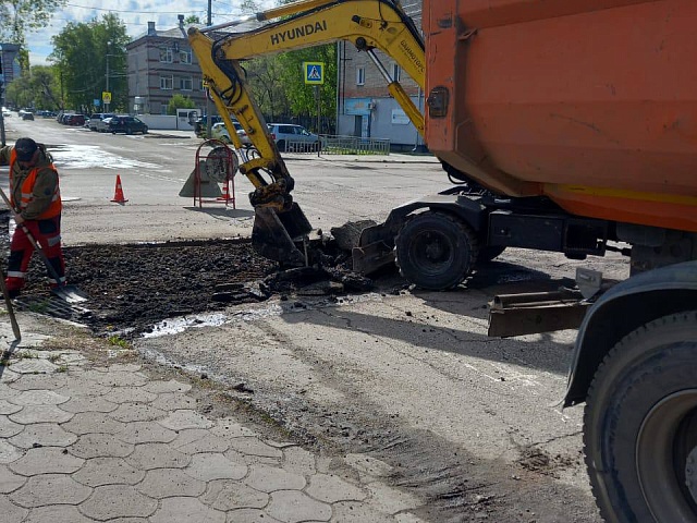 Сегодня в Благовещенске проводят ямочный ремонт на двух участках дорог