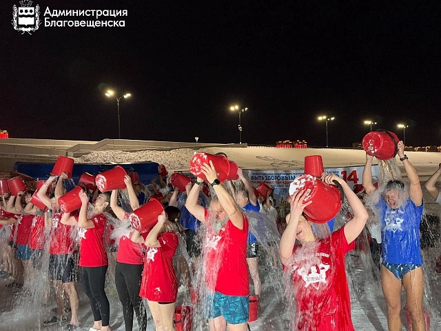 В Благовещенске прошли заплыв в холодной воде и обливание