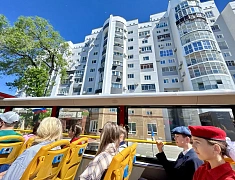 Двухэтажный автобус-кабриолет «провел» первую экскурсию по Благовещенску
