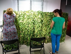 В Благовещенске плетут маскировочные сети для участников СВО