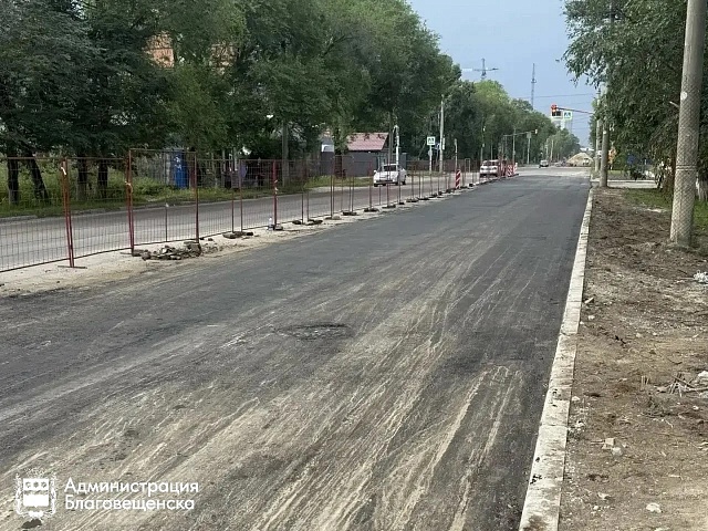 Реконструкцию канализационного коллектора в Благовещенске планируют завершить к концу лета. На некоторых участках уже восстанавливают дорожное покрытие   