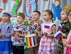 Ко Дню защитника Отечества в благовещенском детском саду подготовили выставку и спектакль для пап