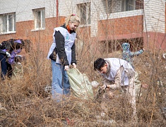 Мэр Благовещенска Олег Имамеев вместе с фан-клубом города очистил еще одну городскую территорию