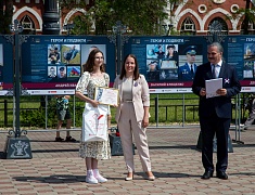 Мэр Благовещенска в День России вручил паспорта 13 юным благовещенцам