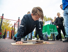 «Умную» спортивную площадку в Благовещенске открыли зарядкой и состязаниями