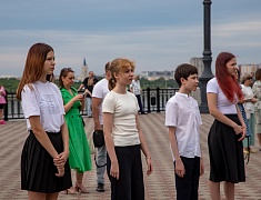 Олег Имамеев вручил благовещенским школьникам первые паспорта