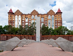 В День памяти и скорби благовещенцы возложили цветы к памятнику воинам-амурцам