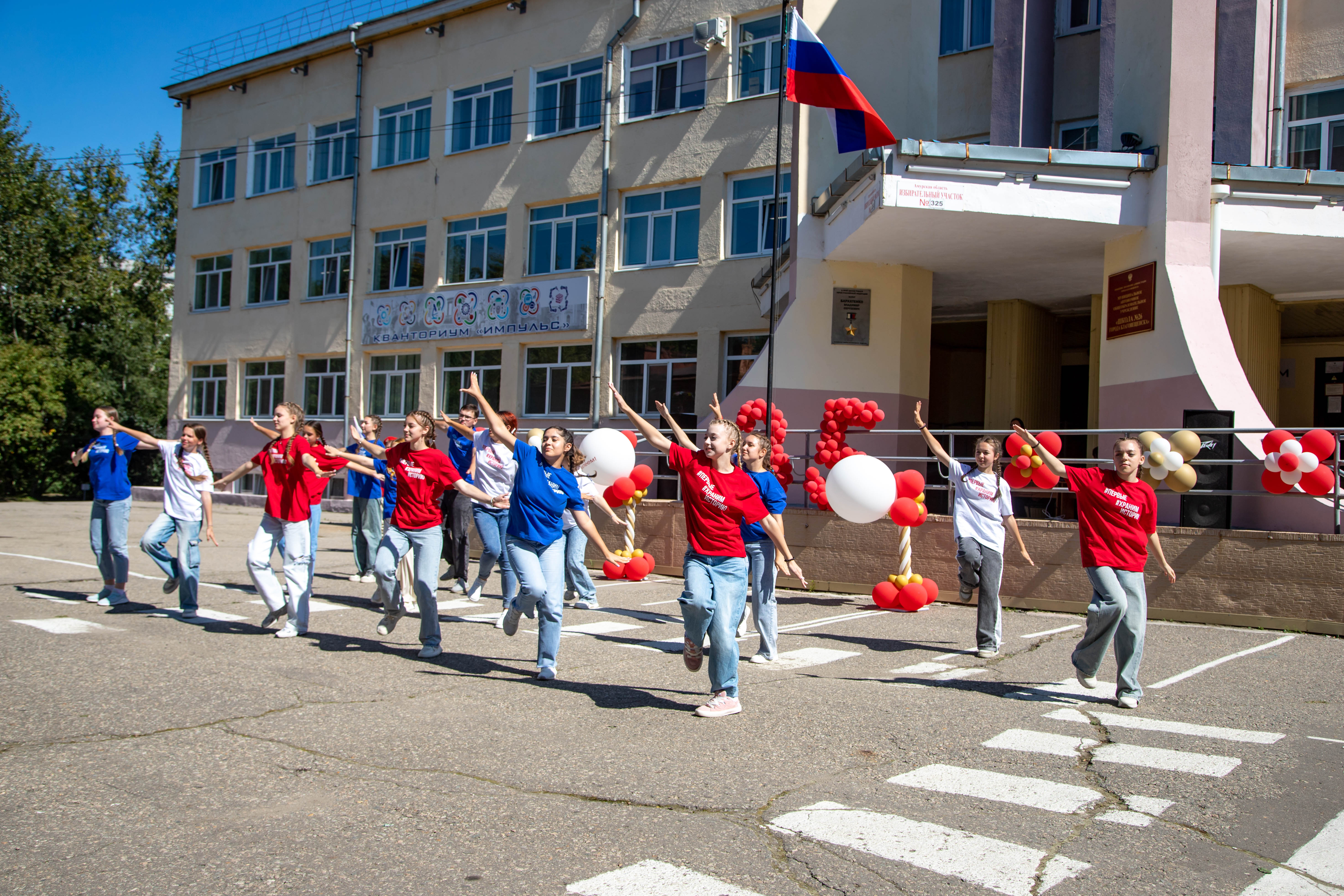 В школах Благовещенска прошли торжественные линейки