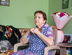 Мэр Благовещенска Олег Имамеев поздравил с наступающим Днем Победы Клару Верисоцкую