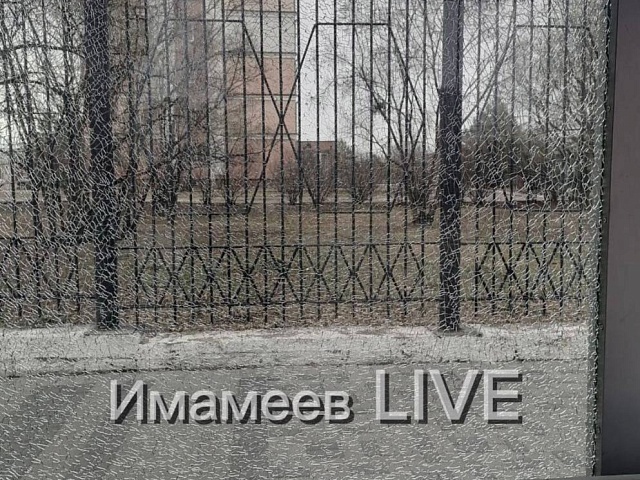 От рук вандала с оружием в Благовещенске пострадала остановка 