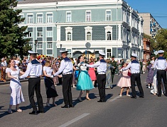 Бал цветов и Семейный бал украсили Благовещенск