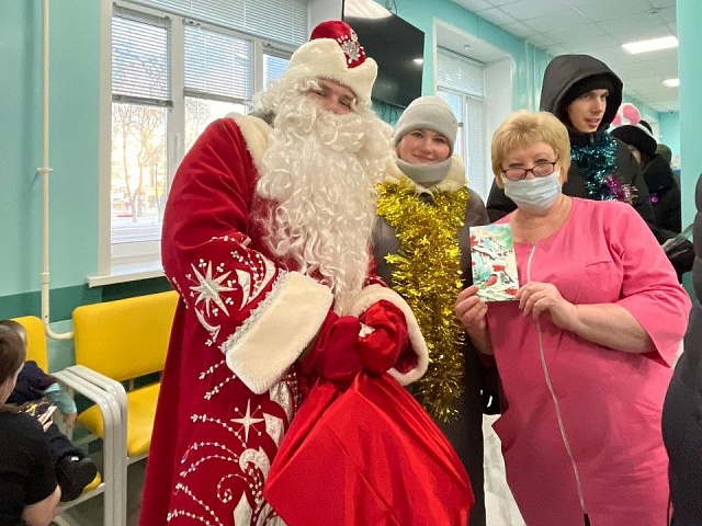 Юные Деды Морозы из благовещенского «Движения первых» поздравили тех, кто проводит праздник на работе