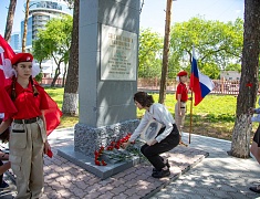Цветы в память о подвиге советских солдат возложили в Благовещенске