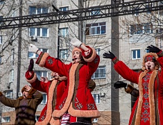 Благовещенцы проводили зиму блинами и хороводами