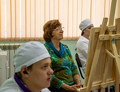 В Амурском медколледже прошел мастер-класс по рисованию для участников проекта «Целебная магия цвета»