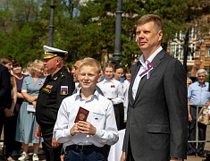 Мэр Благовещенска в День России вручил паспорта 13 юным благовещенцам