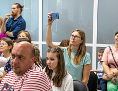 В областной библиотеке открыли выставку рисунков и подвели итоги конкурса «Нам дороги эти позабыть нельзя»