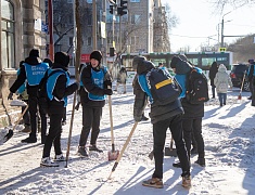 Благовещенские студенты почистили тротуары возле медучреждений