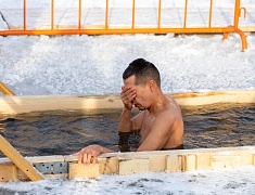 В Благовещенске в купель на Амуре в Крещение окунулись больше двух тысяч человек