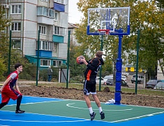 «Умную» спортивную площадку в Благовещенске открыли зарядкой и состязаниями