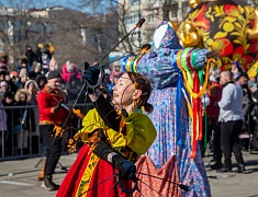 Благовещенцы проводили зиму блинами и хороводами