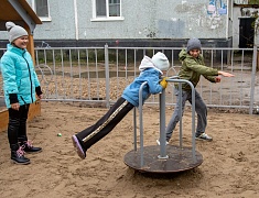 Жители еще двух благовещенских дворов получили современные игровые площадки