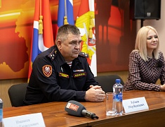 Мэр Благовещенска Олег Имамеев вручил кубок наставника месяца Виктору Ныркову