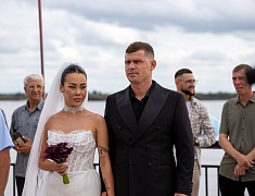 Коллективную свадьбу провели на берегу Зеи в Благовещенске