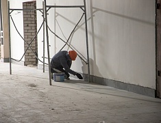 В новой школе в микрорайоне Благовещенска утепляют фасад и готовятся запускать тепло