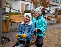Жители еще двух благовещенских дворов получили современные игровые площадки