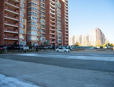 Мэр Благовещенска Олег Имамеев в ходе выездного совещания проконтролировал ход работ на универсальной спортплощадке в микрорайоне