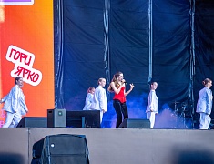 Почти 1200 благовещенских выпускников прошли в торжественном шествии по центру Благовещенска 