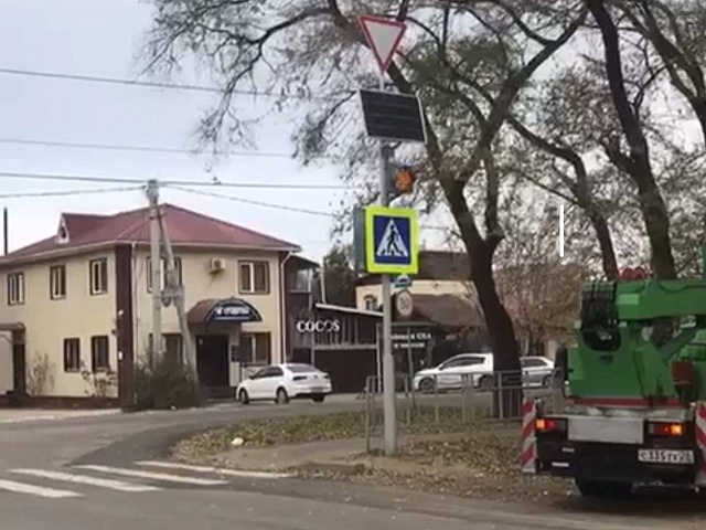 Безопасность одного из школьных маршрутов в Благовещенске усилили новым светофором и «зеброй»