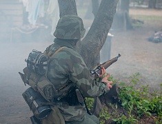 Реконструкцию боя Великой Отечественной войны показали гостям Городского парка в День Победы