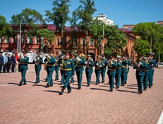 Цветы в память о подвиге советских солдат возложили в Благовещенске