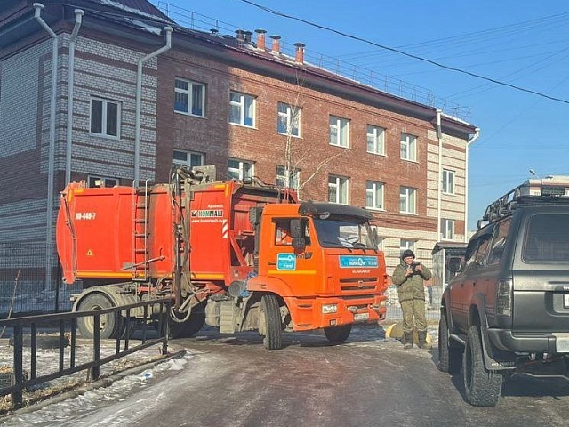 Припаркованные возле мусорных контейнеров автомобили – красный свет для мусоровозов