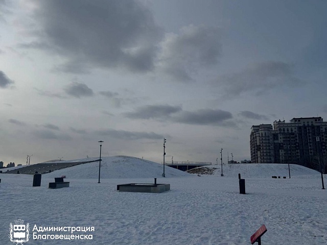 Безопасность превыше всего: в Благовещенске принимают усиленные меры для того, чтобы люди не катались с холмов на набережной