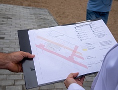 Мэр Олег Имамеев проконтролировал работы по благоустройству сквера водников и дворов 