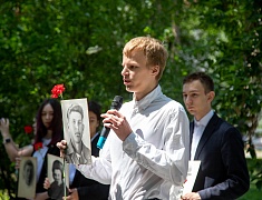 Цветы в память о подвиге советских солдат возложили в Благовещенске