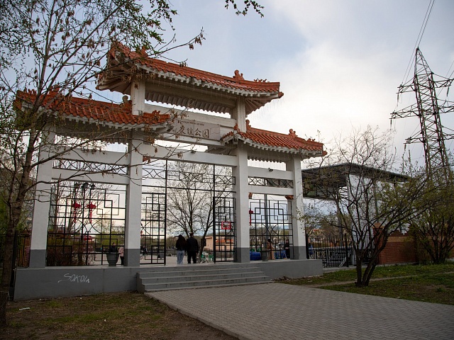 Посетителям парка Дружбы теперь станет проще найти место для стоянки авто. Рядом с местом отдыха появится новая вместительная парковка