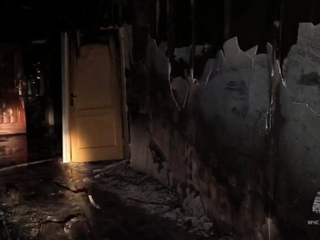 Ночью в здании Благовещенска, которое самовольно было переоборудовано собственником под хостел, случился страшный пожар