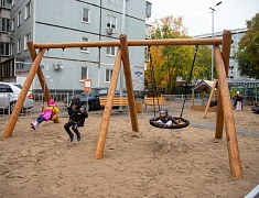 Жители еще двух благовещенских дворов получили современные игровые площадки