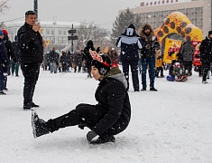 На площади Ленина и набережной Амура прошли народные гуляния в честь масленицы