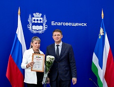 В Благовещенске работников торговли отметили Почетными грамотами