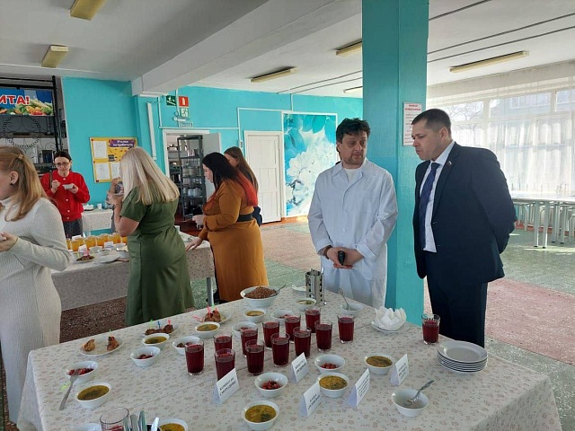 Рейды по школьным столовым проводят депутаты Благовещенской городской думы 