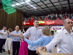 Больше 400 благовещенцев закружил кадетский бал