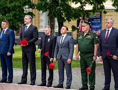 В День памяти и скорби благовещенцы возложили цветы к памятнику воинам-амурцам