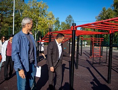 Мэр Благовещенска Олег Имамеев проверил готовность «умной» спортплощадки в Моховой Пади